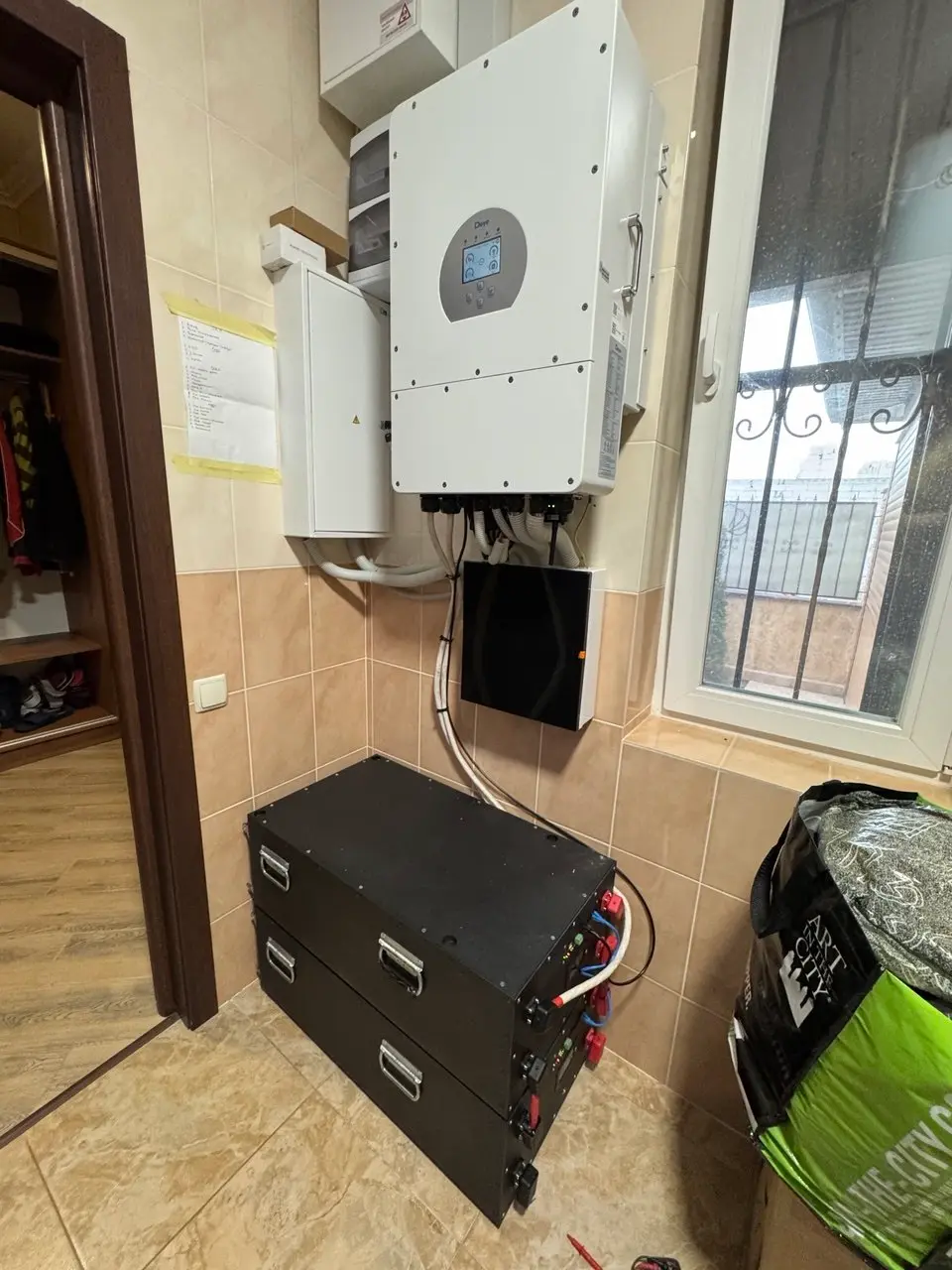 Система резервного живлення з інвертором і батареєю LiFePO₄ на 32 кВт·год
